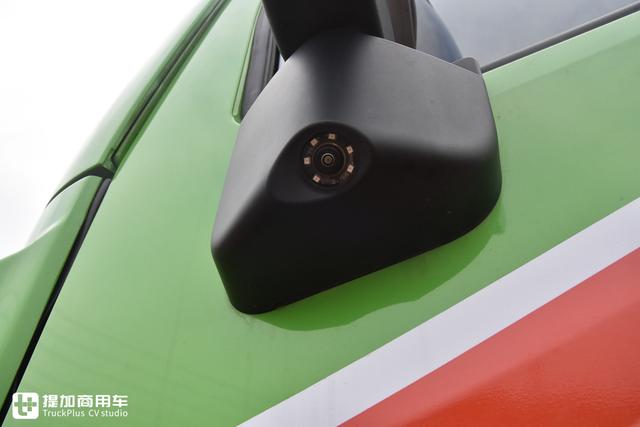 拉砂石料自卸车
