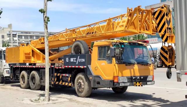 其它综合>柳工25t,第一次看到保养这么好的>大家猜猜这是哪一年的吊车