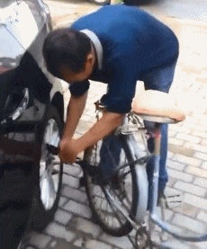搞笑的GIF趣图：大哥您别微笑服务了，怪吓人的！