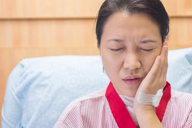 口腔潰瘍也會癌變？醫生提醒：符合2個特點的口腔潰瘍需格外注意