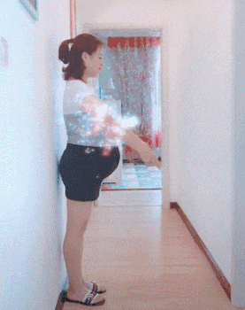 美女的内涵GIF图：这条裙子的质量可真差！