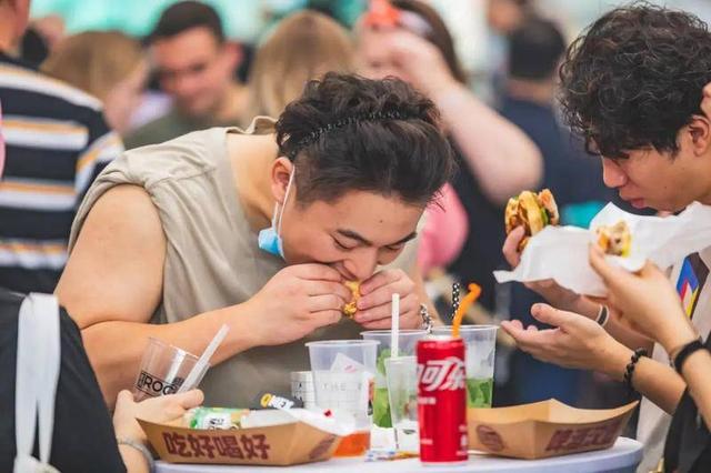 抛弃麦当劳的年轻人，愿为“酷”汉堡付费