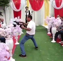 搞笑动图GIF：怪不得榴莲这么贵，每摘一个就要牺牲一个采摘员