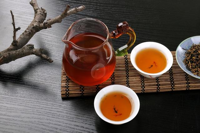 秋天喝茶也有讲究，提醒：这2种茶尽量不要喝，别不听劝