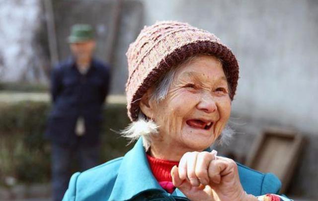 上年纪后疾病加速爆发！牢记“不睡两觉，远离两水”，为长寿助力