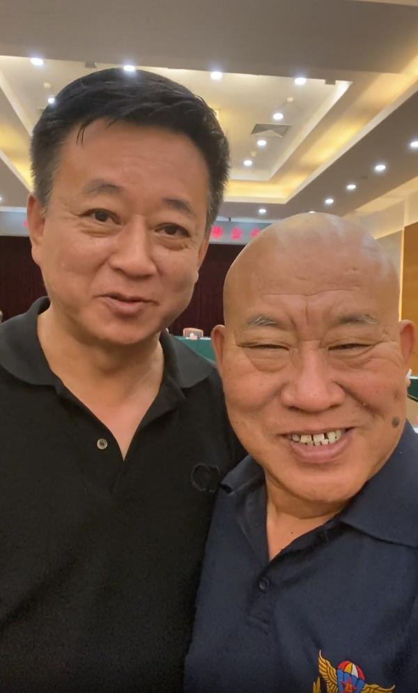 央视主持人朱军胜诉后首现身，鬓角斑白老态明显，每天坚持去上班