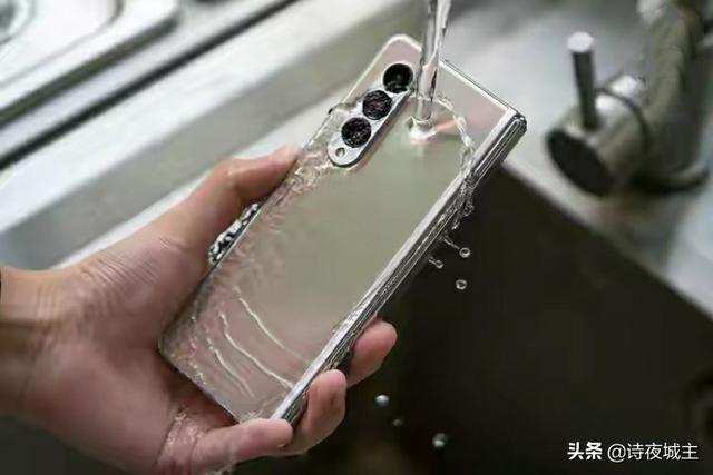 第三代折叠屏手机闪亮登场，三星又一次震撼世界科技界，太震撼了