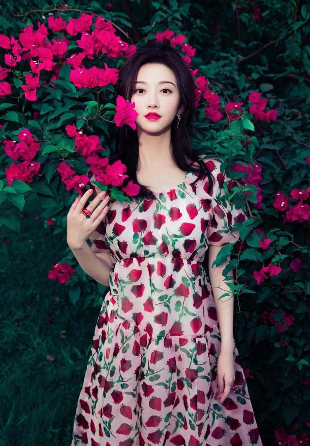 景甜的小脸盘没少减龄 玫瑰花裙散发港风魅力 黑长直发好有味道 男人吧