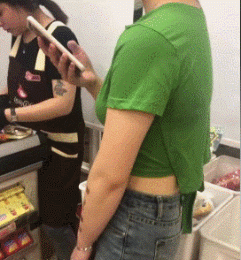 美女GIF内涵无比：外国美女这个习惯动作，真的是。。。