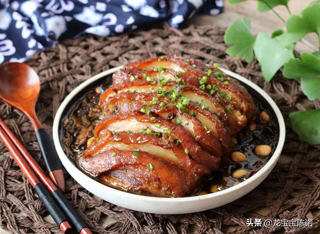 图文 梅干菜扣肉最简单的做法 过年请客的硬菜 有它多吃一碗饭 怎样自制梅干菜扣肉最好吃 Www Caipu56 Com