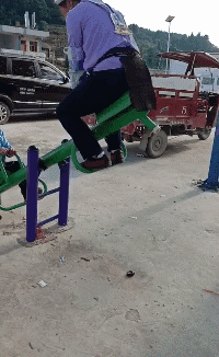 搞笑动态图GIF：这鸡应该是得了腰椎间盘突出了！