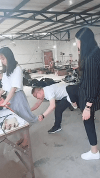 内涵的美女GIF图：骚年，闪开！让我来！你媳妇还在呢？