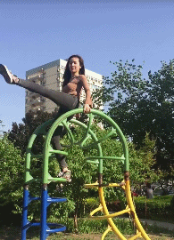美女内涵动图GIF：妹子低调点吧，这个姿势容易走火！