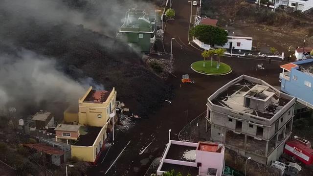 灾难！旅游胜地火山爆发，民宅被吞噬，豪宅泳池变滚锅，7000人撤离，中使馆提醒