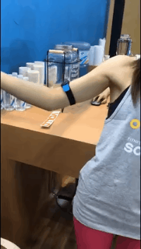 满满的诱惑动图：小姐姐的腰力真好