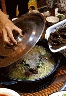 搞笑的动态图GIF：羞涩的眼神，难言心中的喜悦