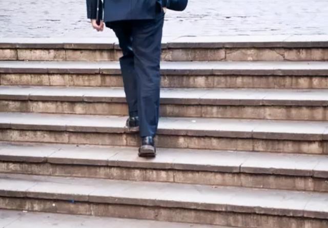 长期吸烟的男性，过了45岁，若能完成这4个动作，说明身体还不错