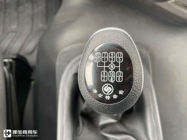 拉砂石料自卸车