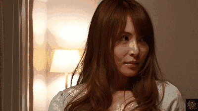 美女内涵GIF的动态图片：YU拒还迎就是这神情