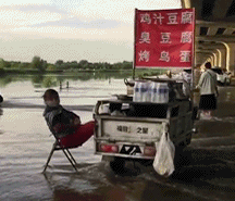 搞笑的动图GIF：一天卖多少钱无所谓，主要是气质不能输！