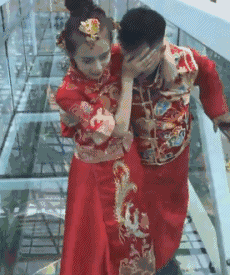 美女GIF内涵图：姑娘这么淘气，香肩是诱惑不住人的