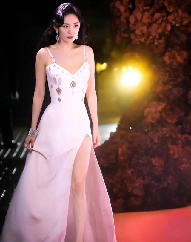 杨幂真的有痣(杨幂魔性身材最新照片)-星座梦城