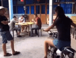 搞笑会动的图片GIF：现在的草莓，都这么生性了吗？