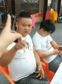 笑痛肚子的GIF：这还没入洞房，嘴就不能用了
