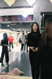 可爱的美女GIF动态图片：裤子都脱了，你给我看这个