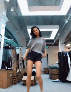 很性感的美女动图GIF图：看锁骨，看这里！