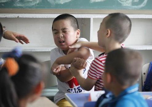 叛逆期的孩子怎么处理(对待叛逆期的孩子用什么方法最好)