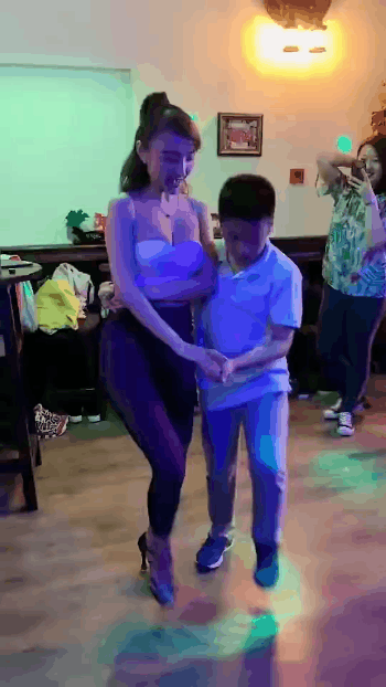 诱惑无敌的妹子GIF动图：?两位美女，这是什么舞种？