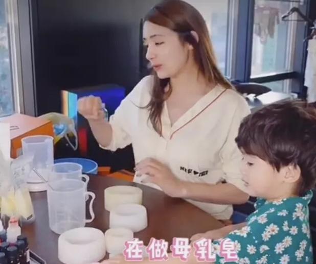 母乳多到孩子吃不完做乳皂！麦迪娜月子坐42天，期间练瑜伽塑形