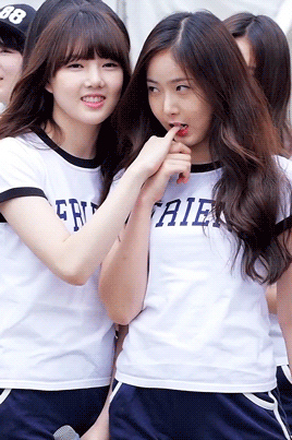 内涵无比的美女GIF：姑娘好吃吗？该我了好吧！