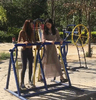 邪恶的小姐姐GIF动图：原来健身器材是这样玩的，长见识了