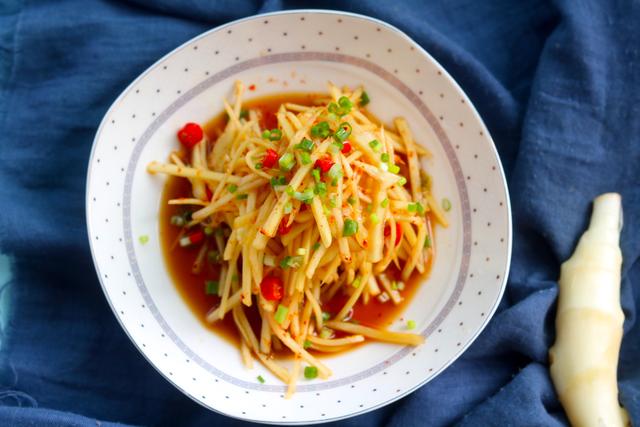 葱花,装入到盘子中,这样一道非常开胃的小菜,凉拌仔姜丝就制作完成了