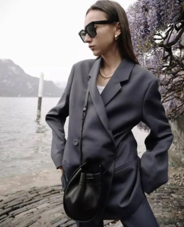 [哈士奇朋友圈虚拟定位]，微信朋友圈怎么开秒赞