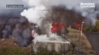 灾难！旅游胜地火山爆发，民宅被吞噬，豪宅泳池变滚锅，7000人撤离，中使馆提醒