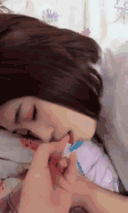 动态激烈黄图：妹子拍着自己的胸脯说，这里受伤了