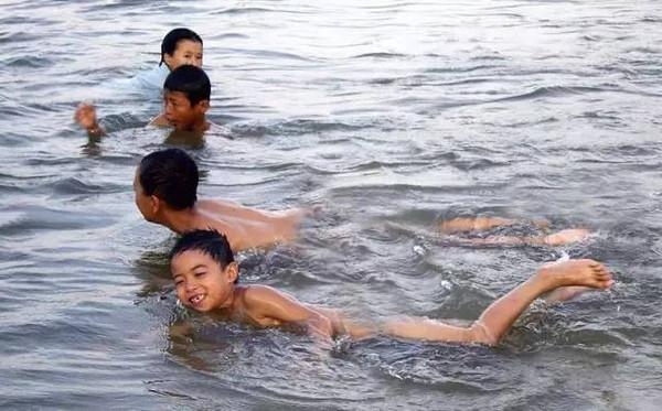 农村小男孩泥潭游泳图片