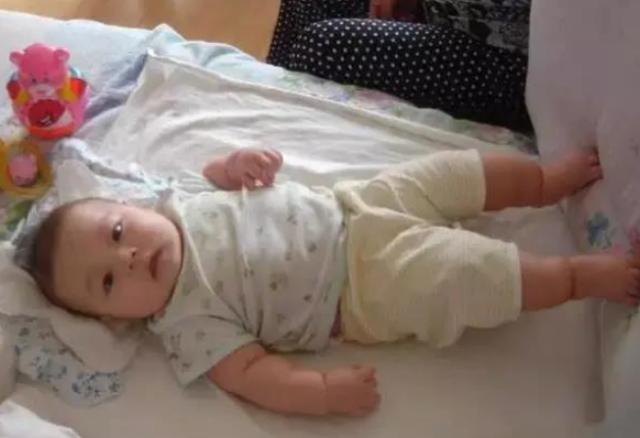 宝宝“蹬腿”很有趣，但通过小动作传递出的信号，家长了解几个？