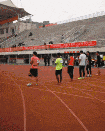 搞笑的GIF趣图：跨栏比赛男子“鱼跃式”冲线夺冠