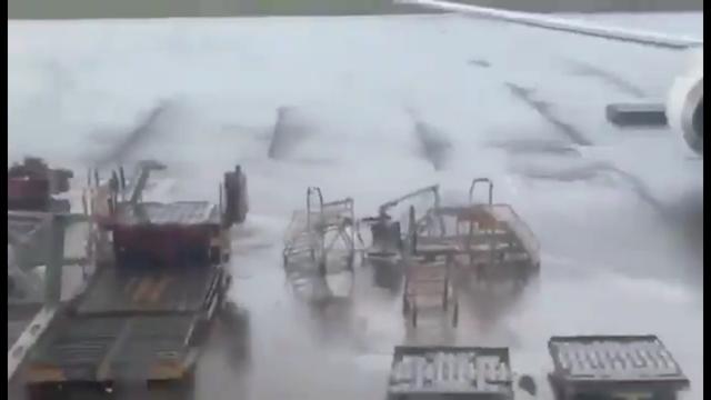 突发！龙卷风横扫布里斯班机场，澳航787客机严重受损