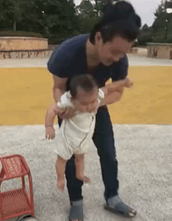 搞笑的GIF动态图：你们两个的舞姿一个比一个妖娆！