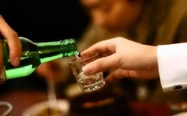 乙肝患者想喝酒？医生：一点都不能喝