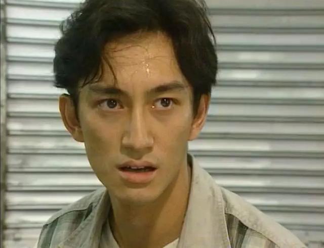 从九十年代末开始,吴启华的身体慢慢发福了起来,他的脸也越来越圆润