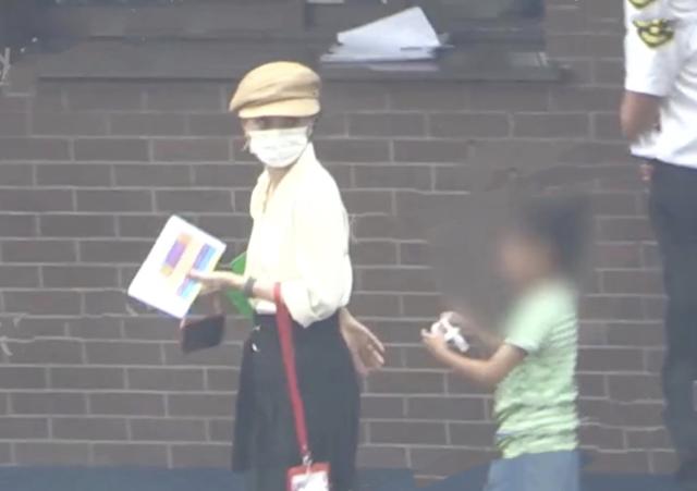孙俪接儿女放学，戴贝雷帽穿搭时尚，等等高冷小花蹦蹦跳跳很活泼