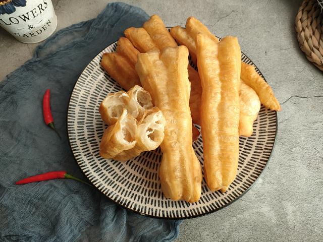 泡打粉能让油炸食品更酥脆吗，炸带鱼时，别只会裹面粉和淀粉，加上泡打粉，金黄酥脆美味翻倍