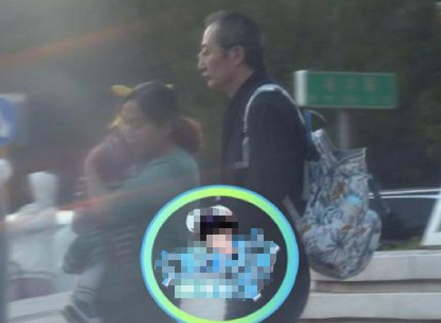 张若昀辟谣女儿小名:张若昀夫妇爱女首次曝光！跟妈妈外出超乖巧，浑身肉乎呆萌十足