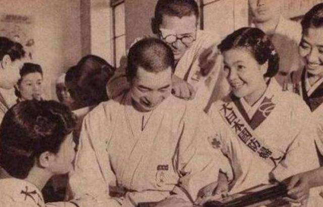 日本投降后，留在中国的10万日本女人，为何抢着嫁给中国男人？